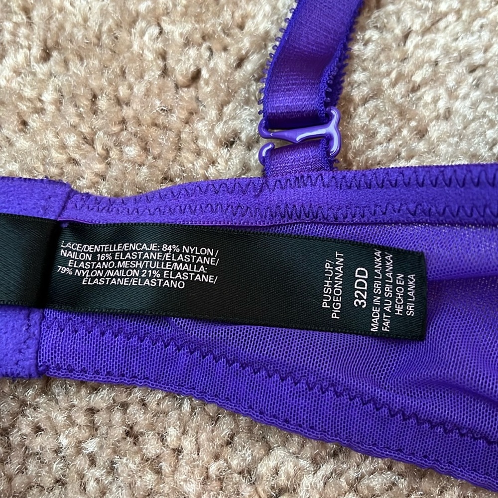 Victoria’s Secret Lace Push up Bra - Picture 7 of 9